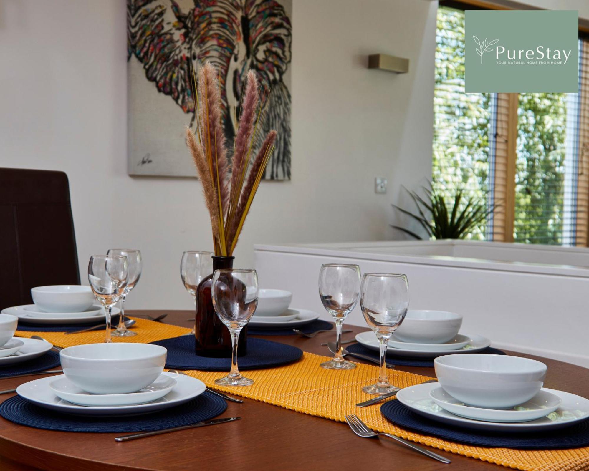 Beautiful Four Bed House By Purestay Short Lets & Serviced With Parking Holiday home