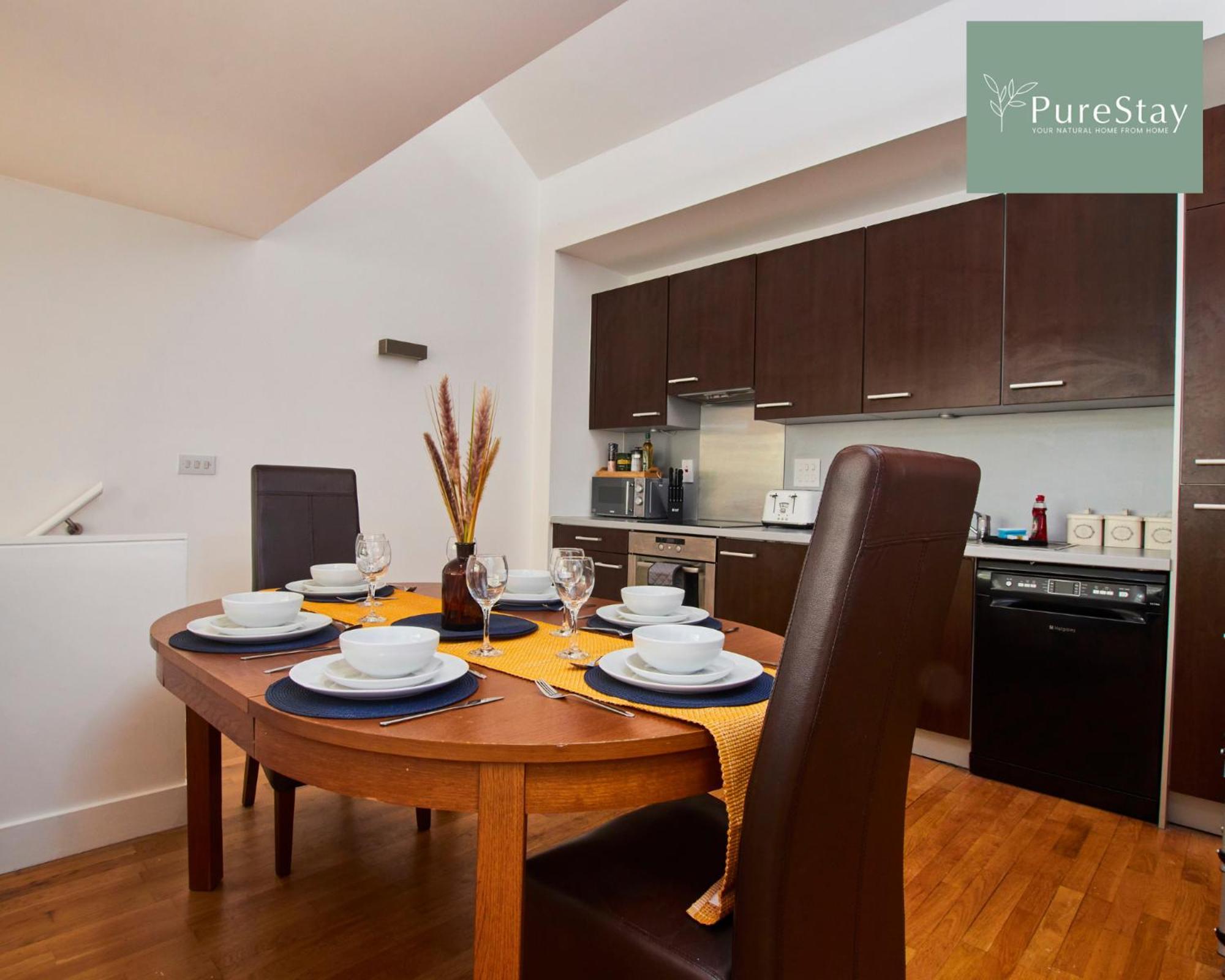 Beautiful Four Bed House By Purestay Short Lets & Serviced With Parking Holiday home Coventry