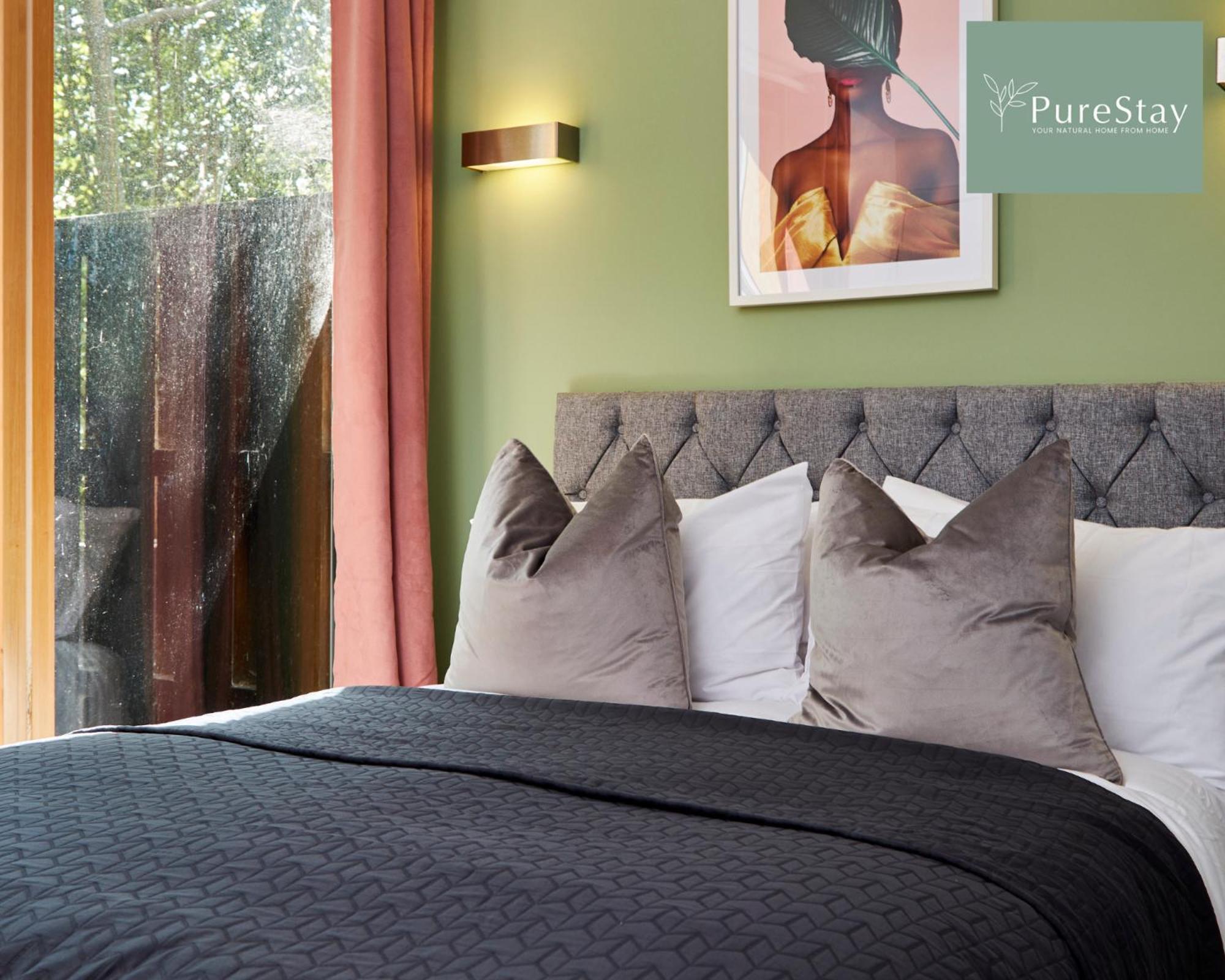 Beautiful Four Bed House By Purestay Short Lets & Serviced With Parking Holiday home *