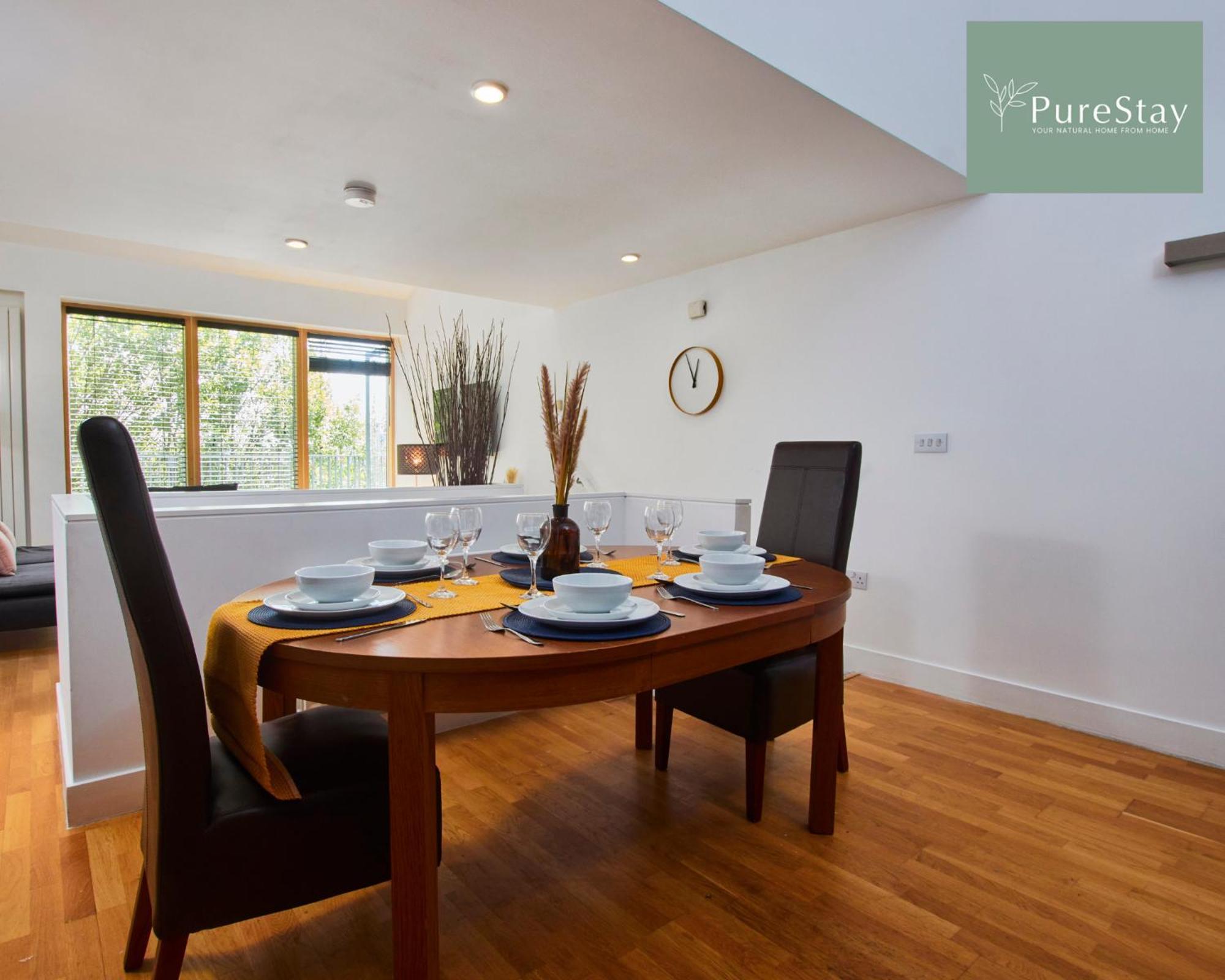 Beautiful Four Bed House By Purestay Short Lets & Serviced With Parking Holiday home