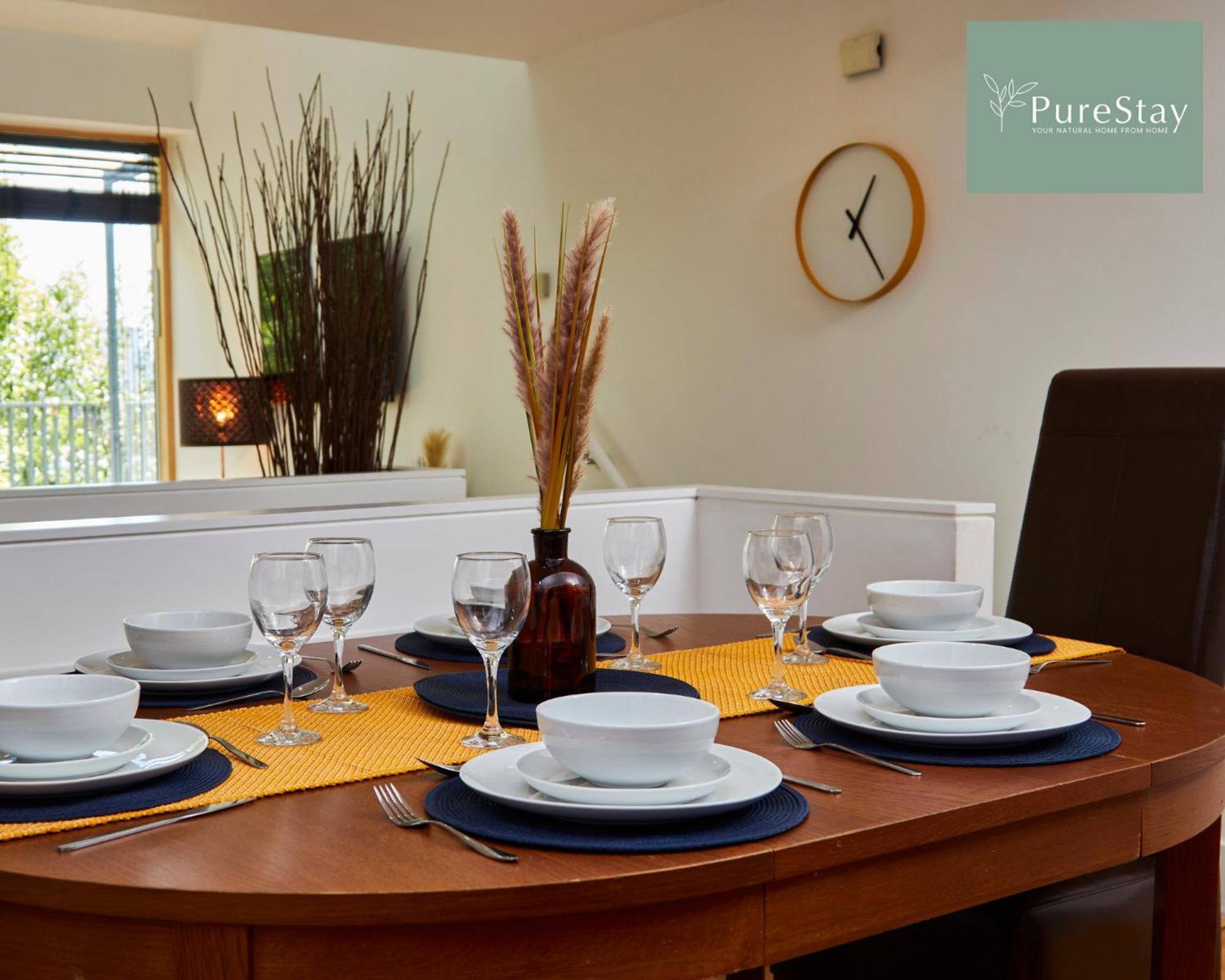 Beautiful Four Bed House By Purestay Short Lets & Serviced With Parking Holiday home *