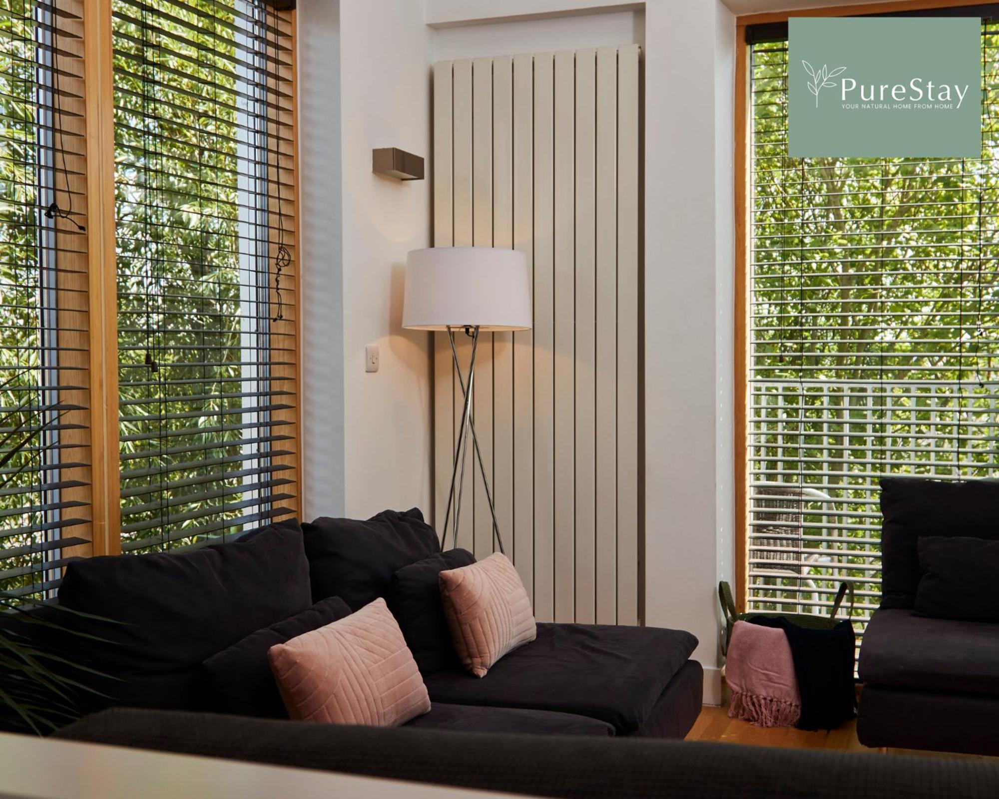 Beautiful Four Bed House By Purestay Short Lets & Serviced With Parking Holiday home Coventry