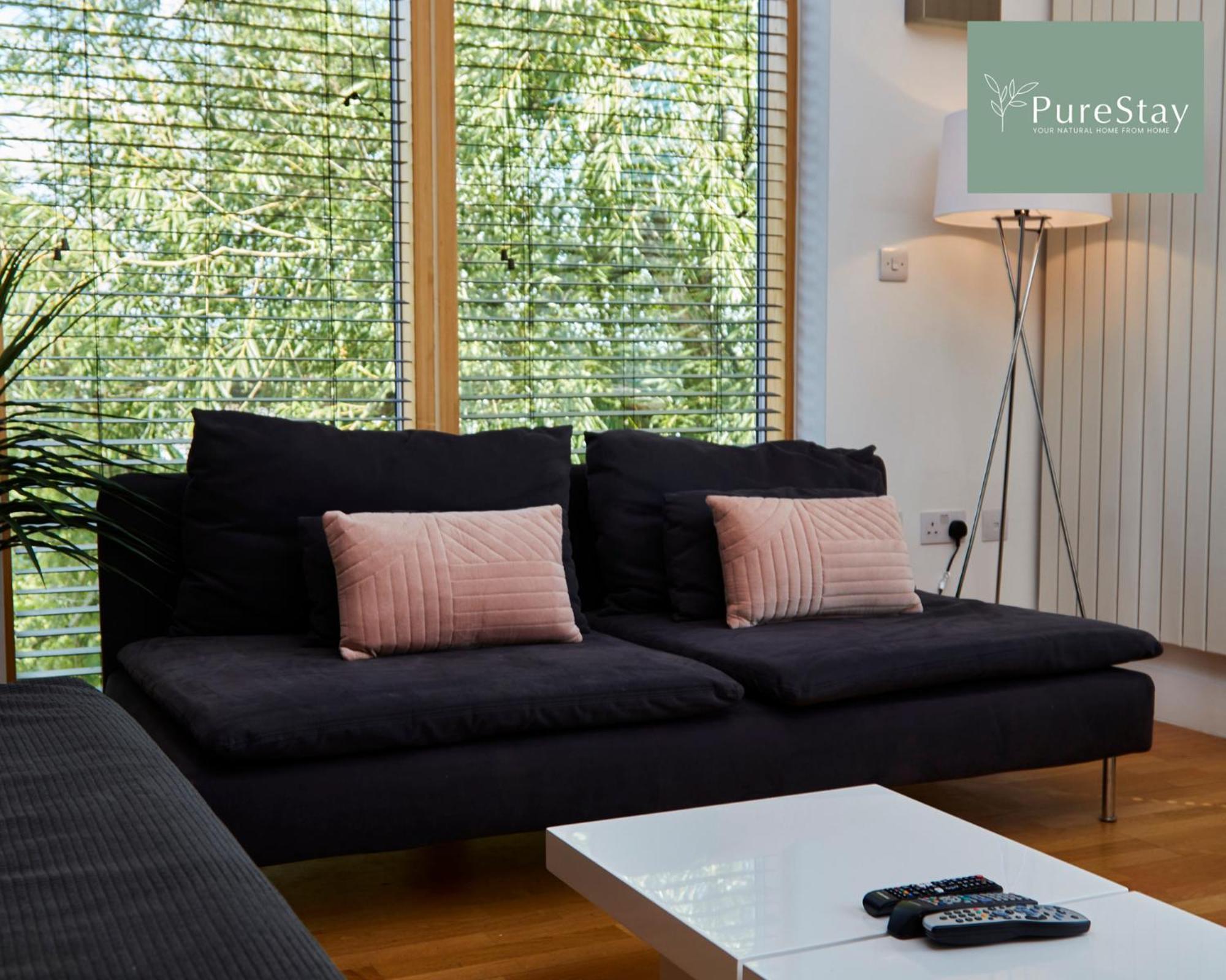 Beautiful Four Bed House By Purestay Short Lets & Serviced With Parking