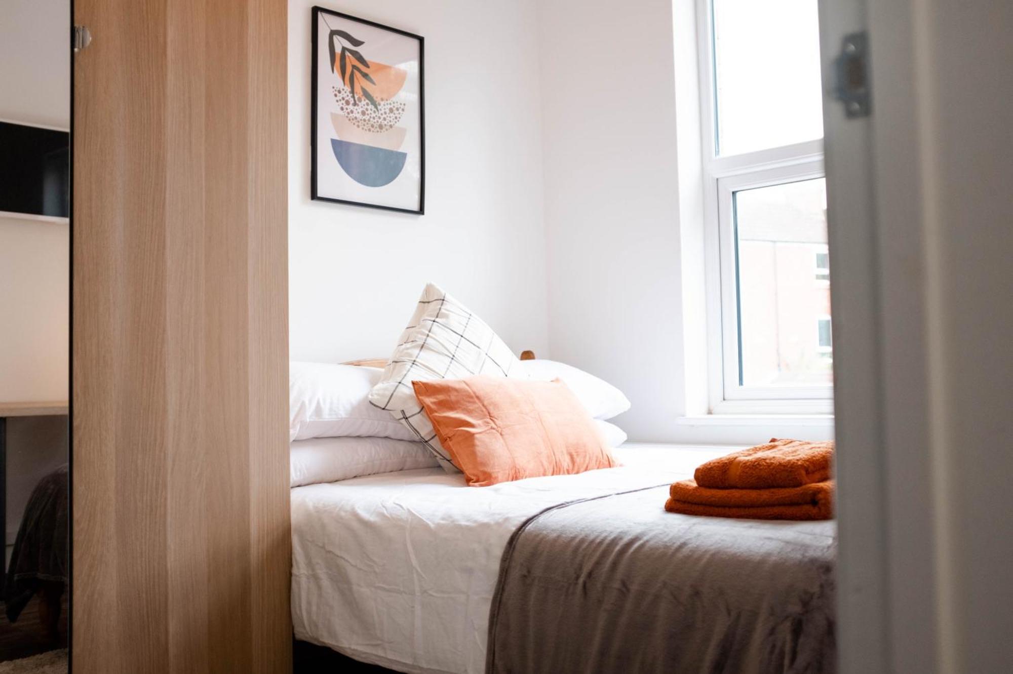 4bed 4bath, Free Parking, Work Space, Centre Apartment Coventry