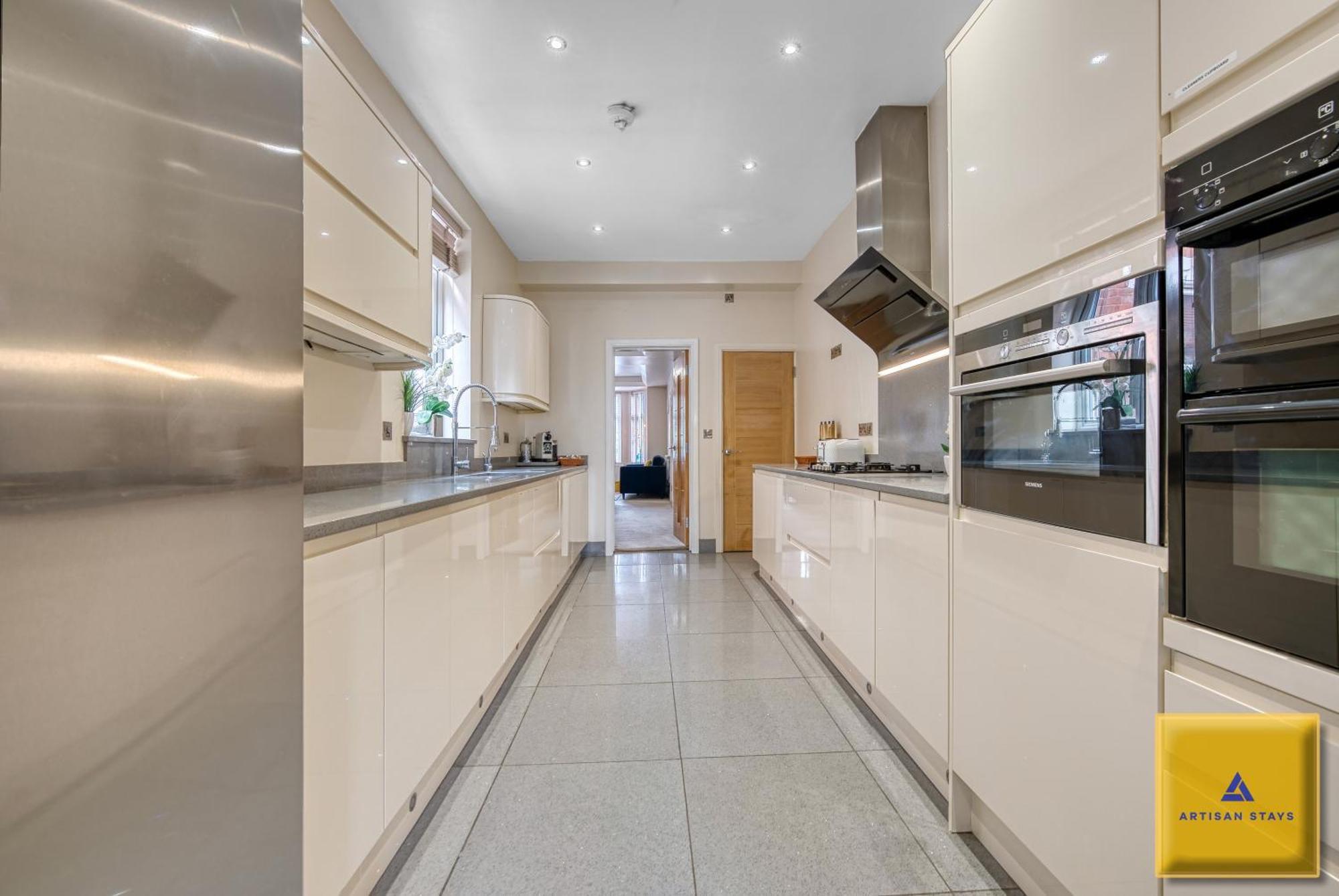 Nec Family Haven: Spacious 4-bedroom With Airport Proximity *