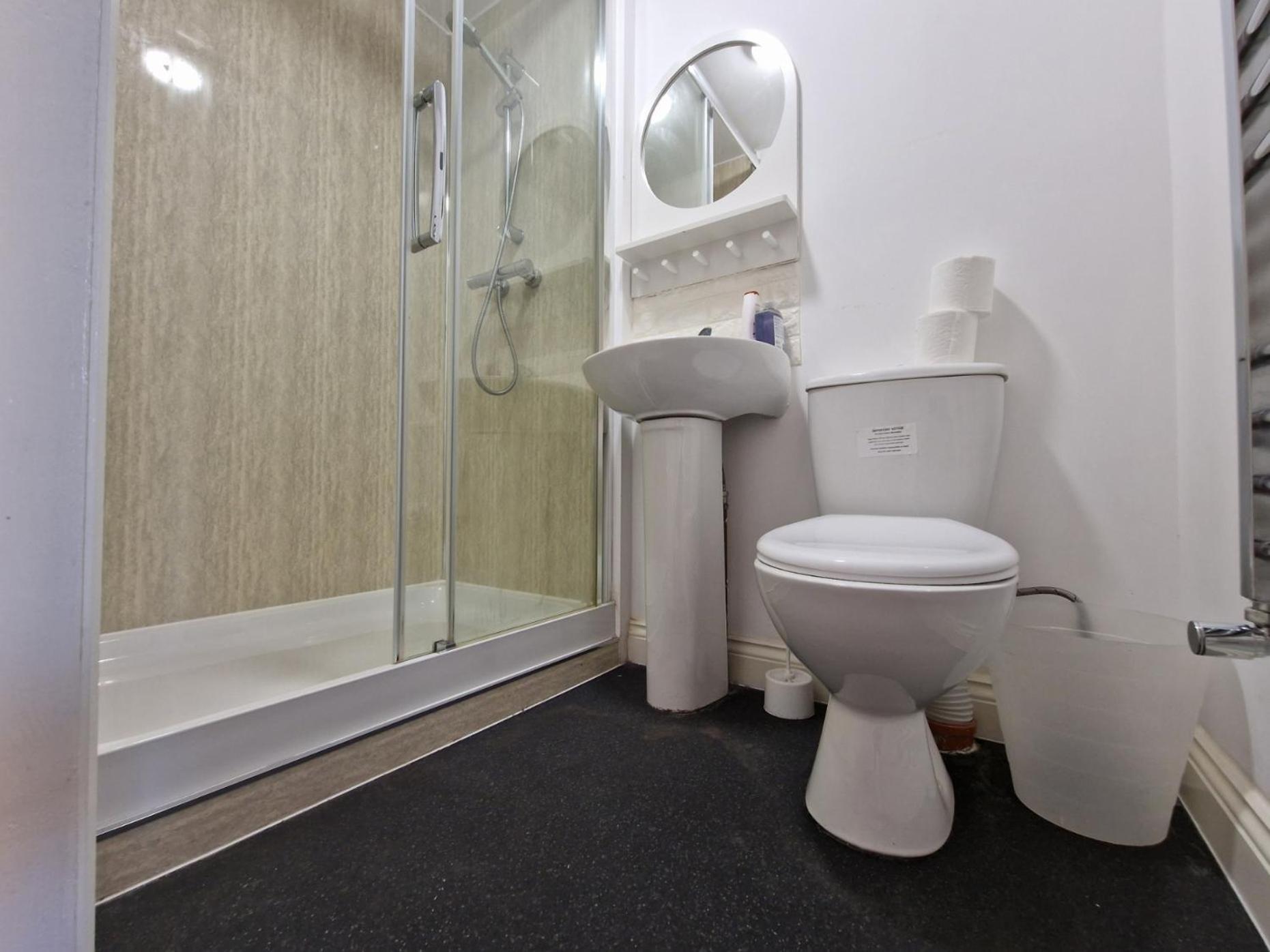 Living Serviced 8 Holiday home Coventry
