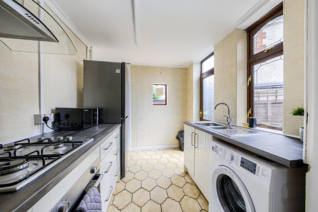 Cozy 3-bedroom House With Garden And Entertainment