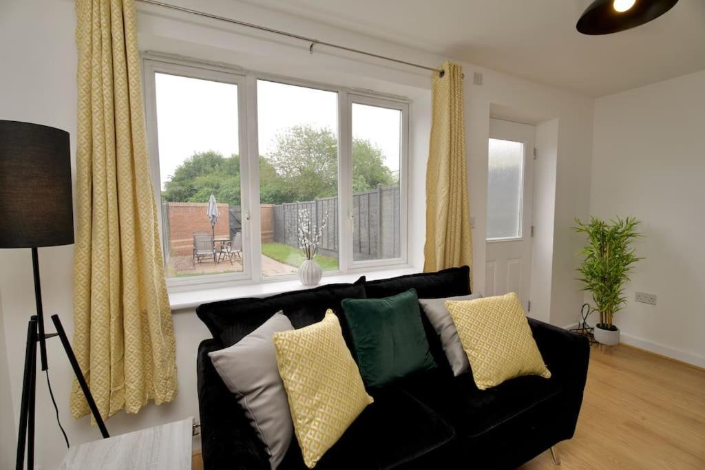 2bed Haven - Coventry's Hidden Gem With Free Parking, Sky Tv & Netflix Holiday home *