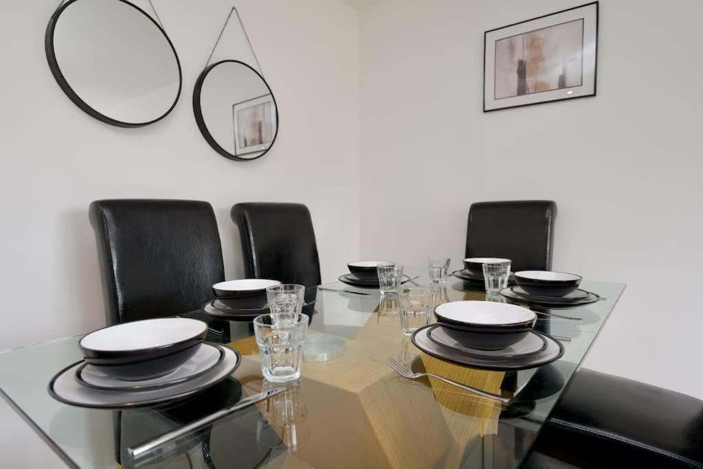 2bed Haven - Coventry's Hidden Gem With Free Parking, Sky Tv & Netflix Holiday home *