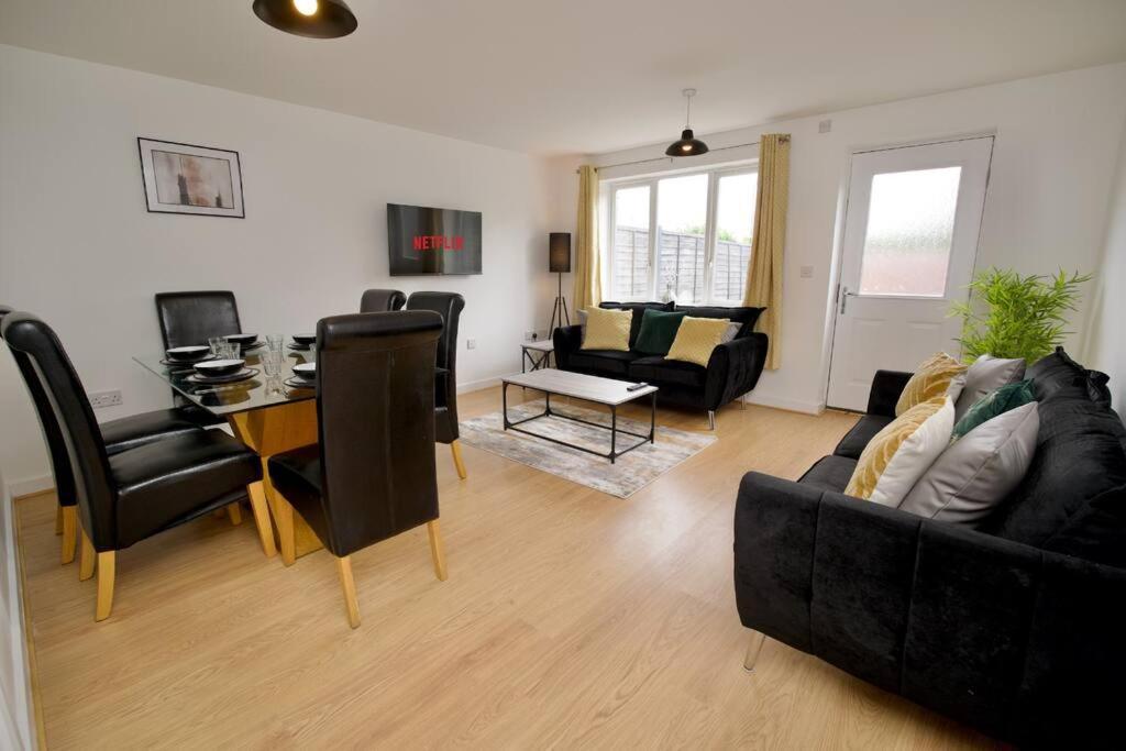 2bed Haven - Coventry's Hidden Gem With Free Parking, Sky Tv & Netflix Holiday home Coventry