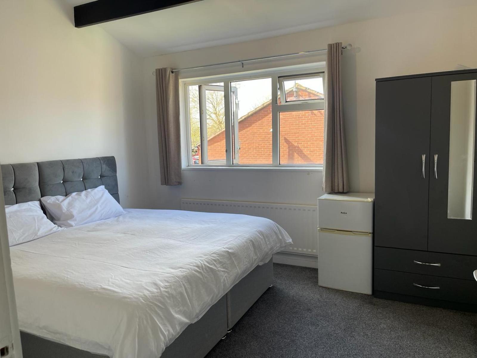 Homestays-close To And I Free Parking I Wi-fi