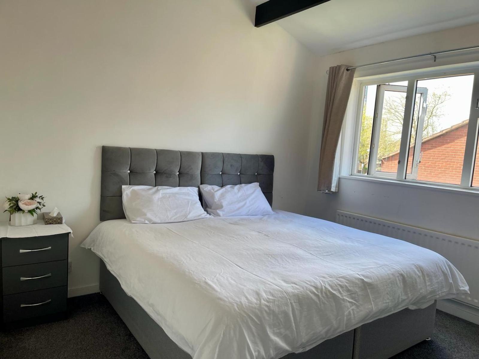 Homestay Homestays-close To And I Free Parking I Wi-fi