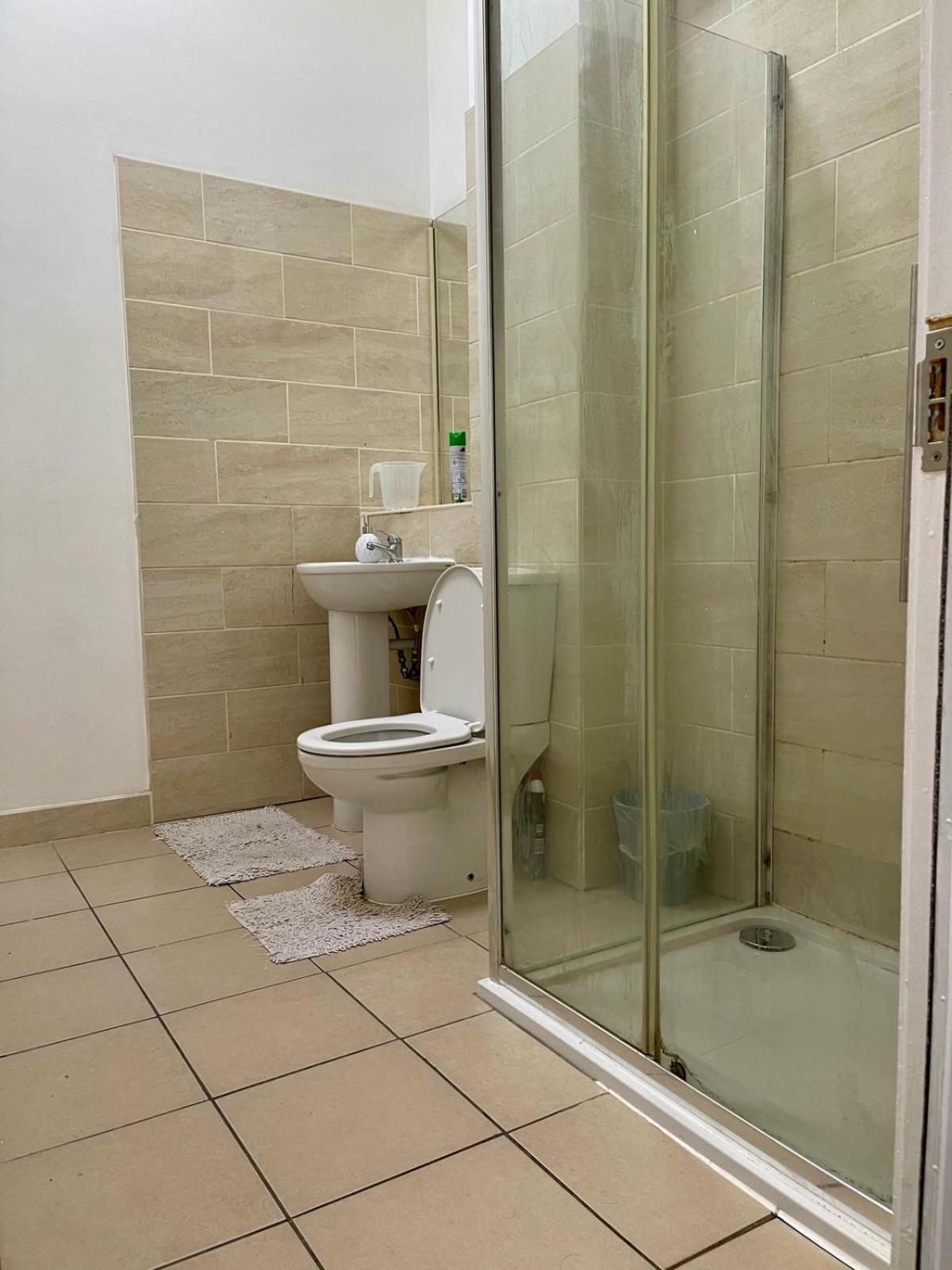 Homestays-close To And I Free Parking I Wi-fi * Coventry