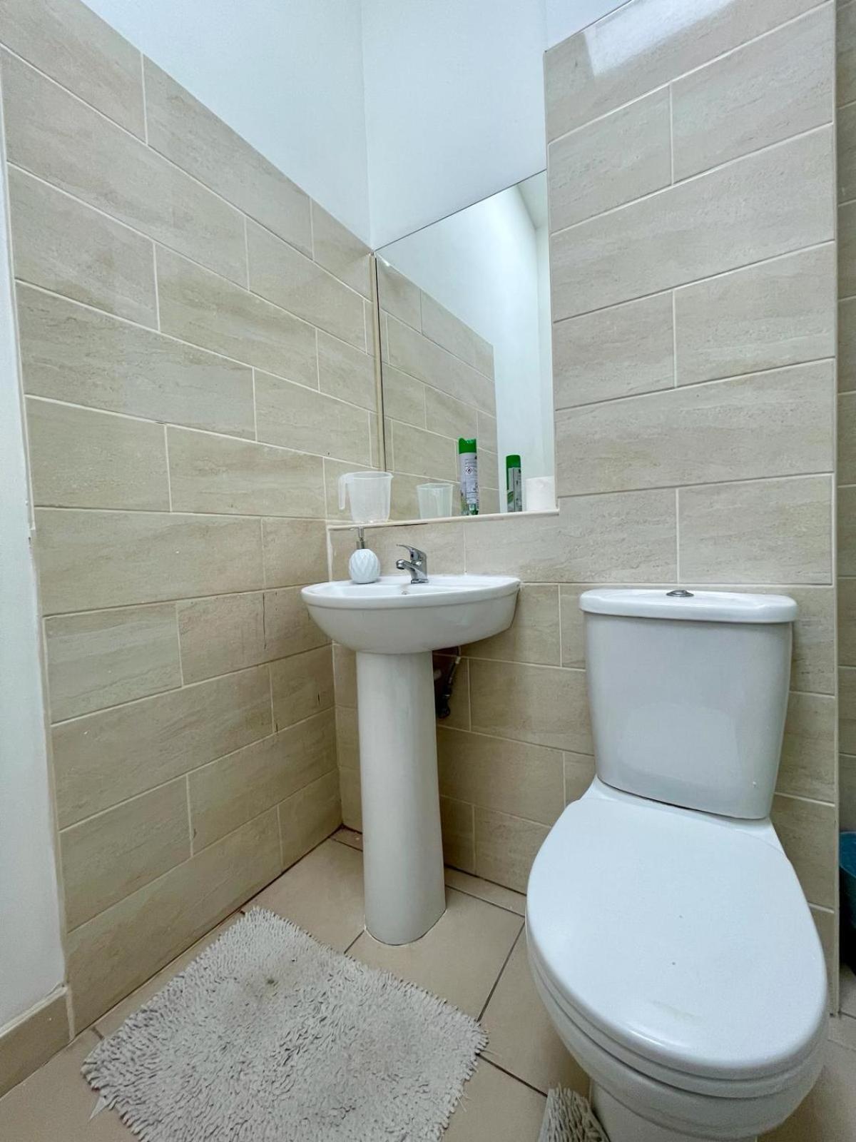 Homestays-close To And I Free Parking I Wi-fi *