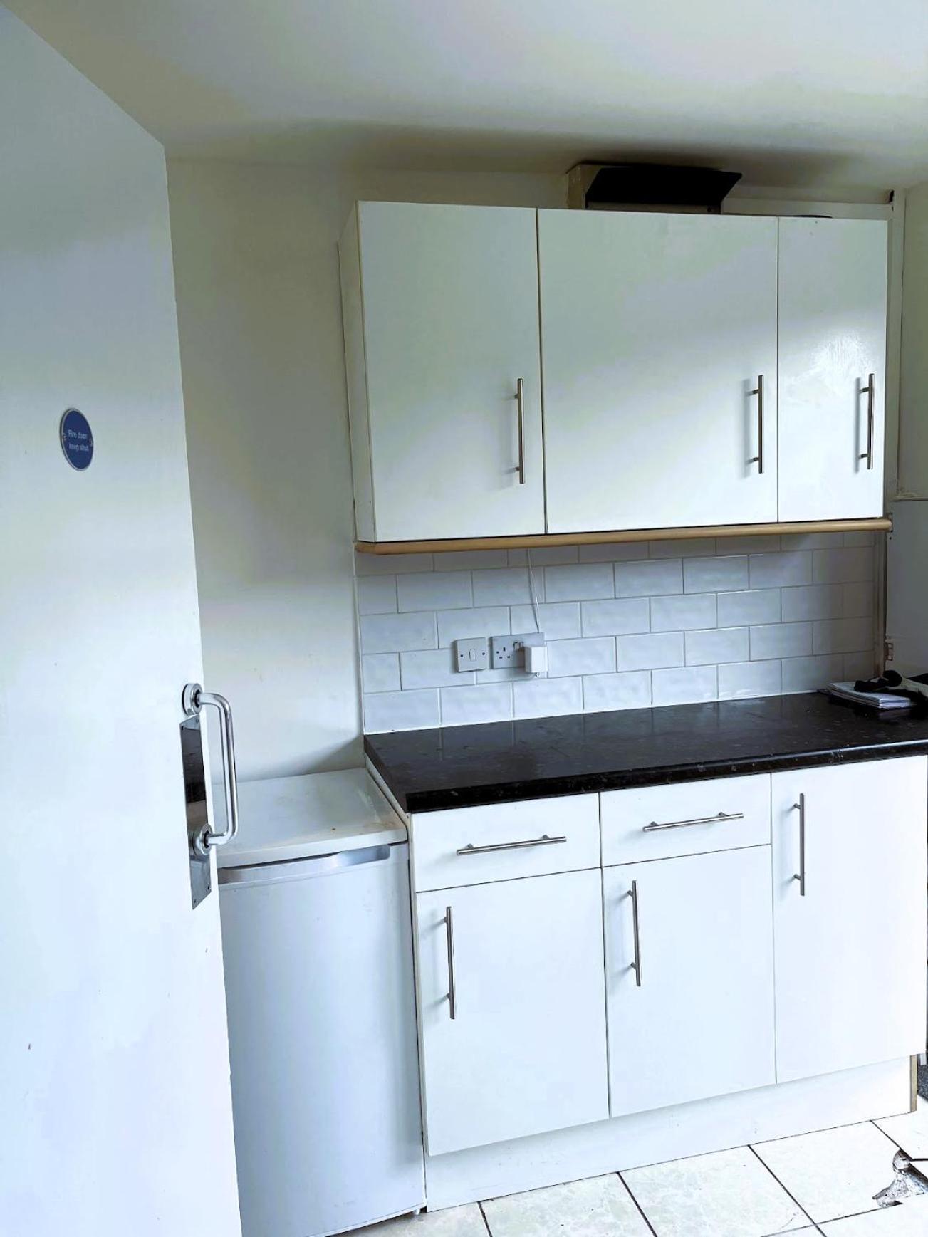 Homestays-close To And I Free Parking I Wi-fi Homestay *
