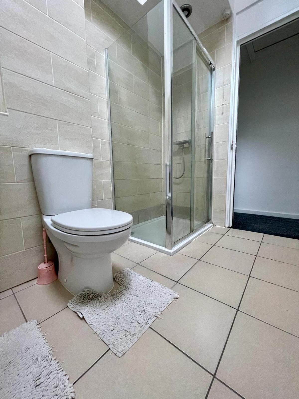 Homestays-close To And I Free Parking I Wi-fi Homestay Coventry