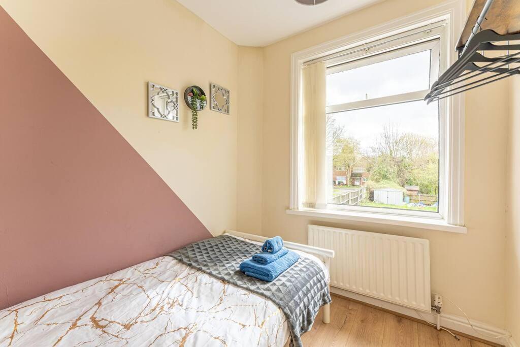 Detached House With Free Parking, Fast Wifi, Smart Tv And Garden By Yoko Coventry