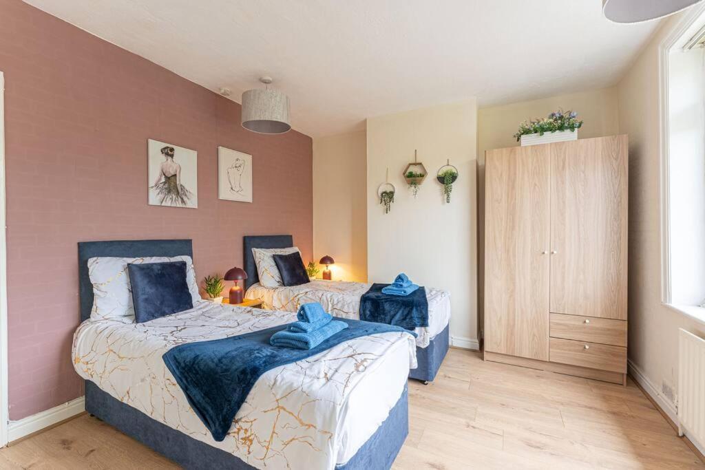 Detached House With Free Parking, Fast Wifi, Smart Tv And Garden By Yoko Holiday home Coventry