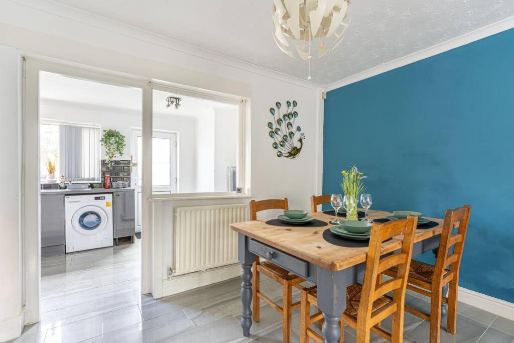 Detached House With Free Parking, Fast Wifi, Smart Tv And Garden By Yoko Holiday home