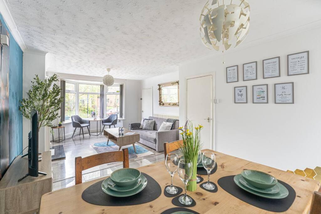 Detached House With Free Parking, Fast Wifi, Smart Tv And Garden By Yoko
