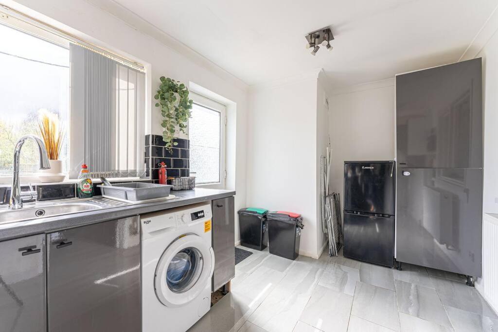 Detached House With Free Parking, Fast Wifi, Smart Tv And Garden By Yoko * Coventry