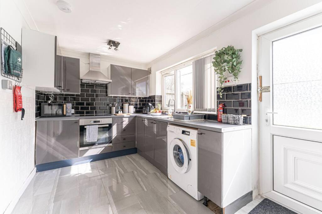 Holiday home Detached House With Free Parking, Fast Wifi, Smart Tv And Garden By Yoko