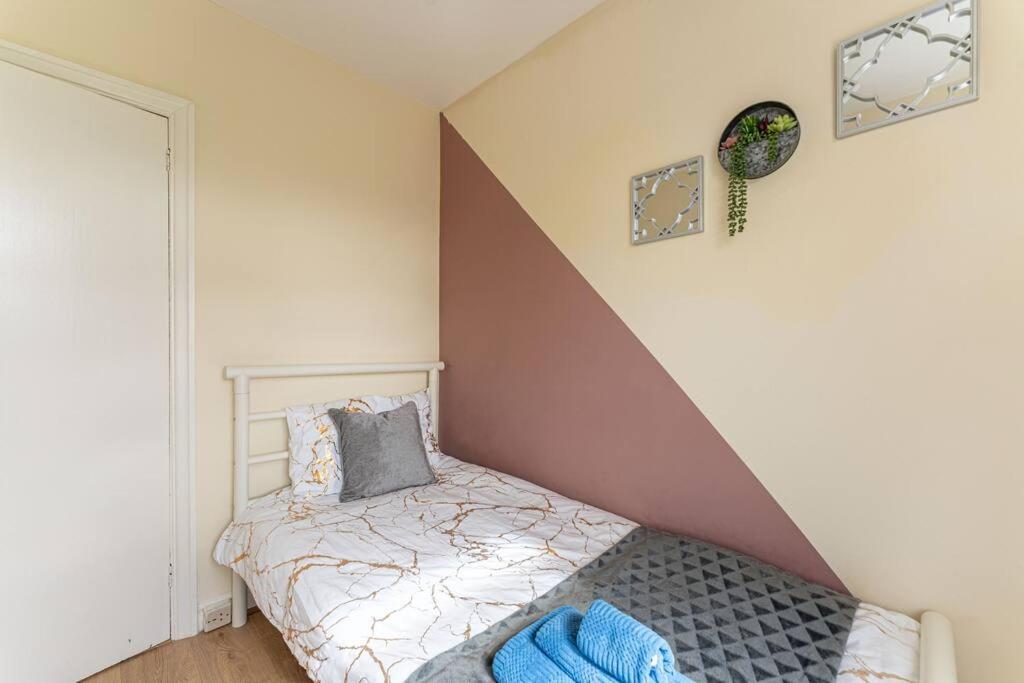 Detached House With Free Parking, Fast Wifi, Smart Tv And Garden By Yoko Holiday home *