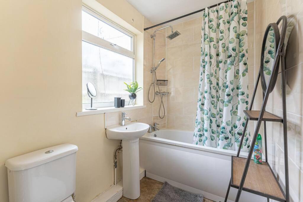 Detached House With Free Parking, Fast Wifi, Smart Tv And Garden By Yoko *
