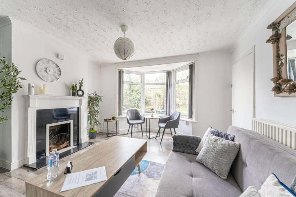 Detached House With Free Parking, Fast Wifi, Smart Tv And Garden By Yoko Holiday home *
