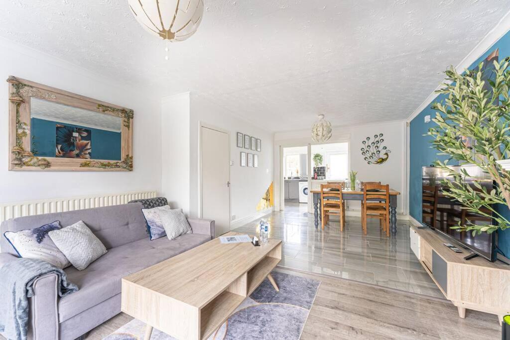 Holiday home Detached House With Free Parking, Fast Wifi, Smart Tv And Garden By Yoko
