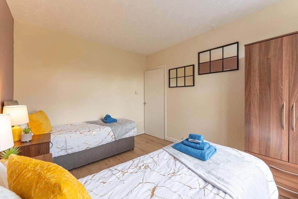 Detached House With Free Parking, Fast Wifi, Smart Tv And Garden By Yoko Holiday home Coventry