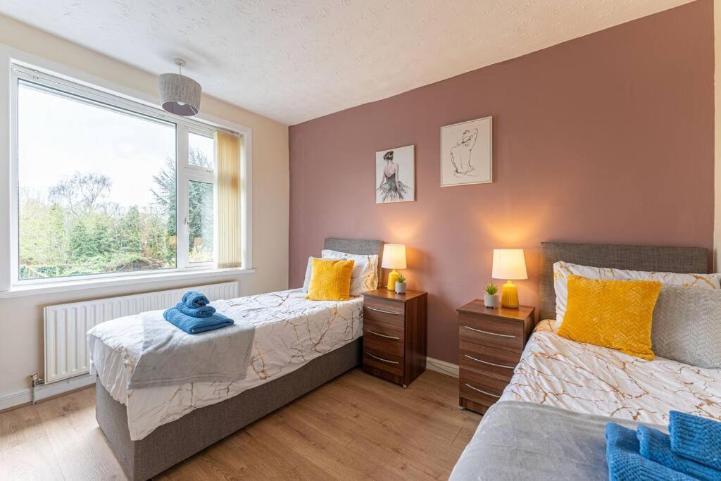Detached House With Free Parking, Fast Wifi, Smart Tv And Garden By Yoko Coventry