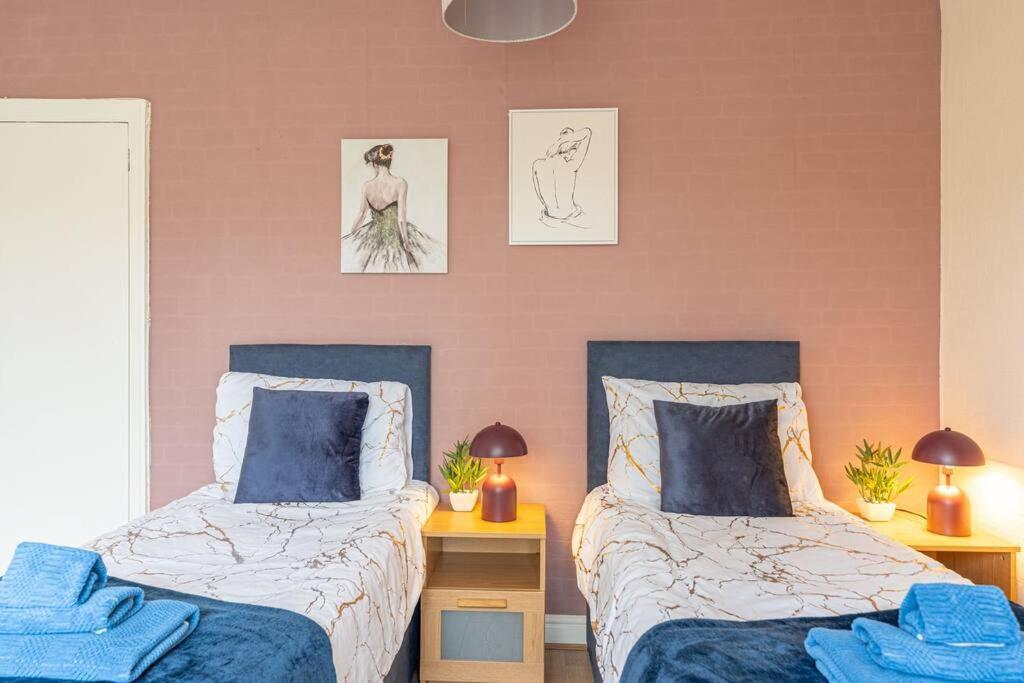 Holiday home Detached House With Free Parking, Fast Wifi, Smart Tv And Garden By Yoko
