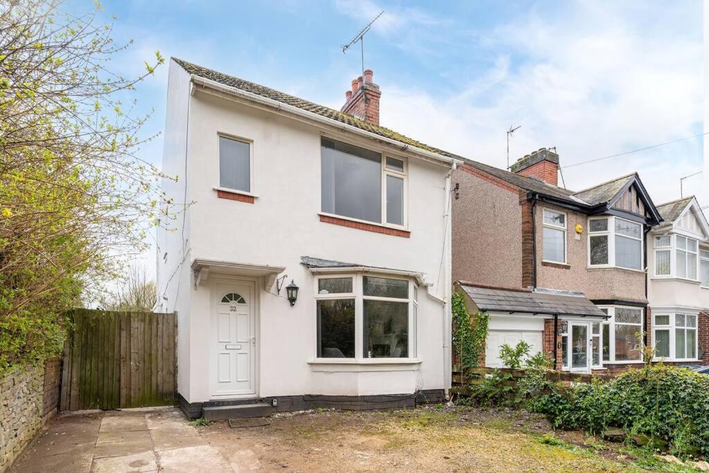 Detached House With Free Parking, Fast Wifi, Smart Tv And Garden By Yoko Holiday home Coventry