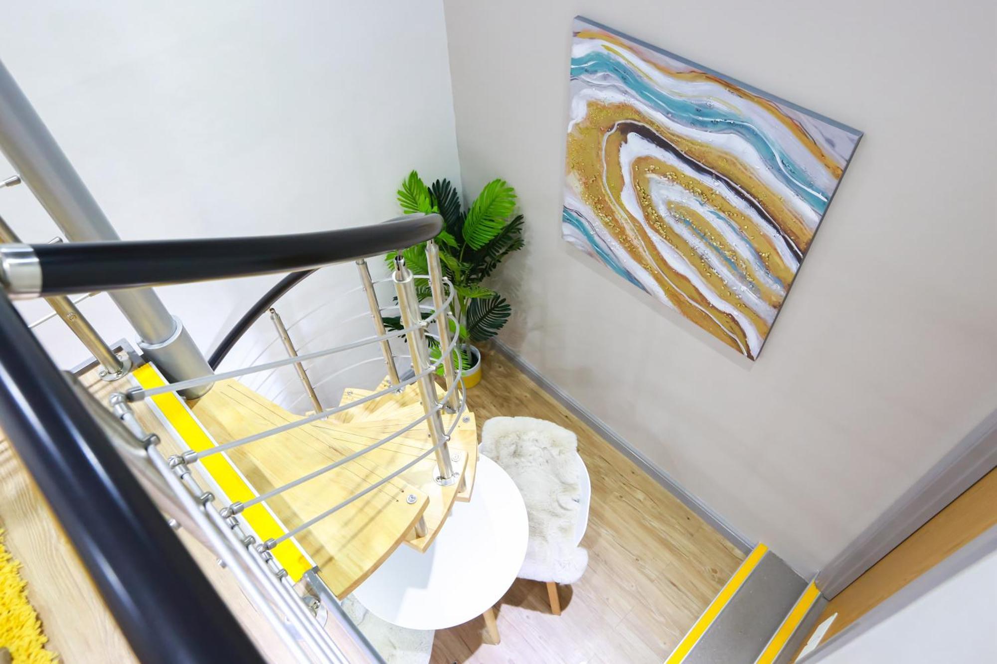 E101 Urban Chic Loft Apartment