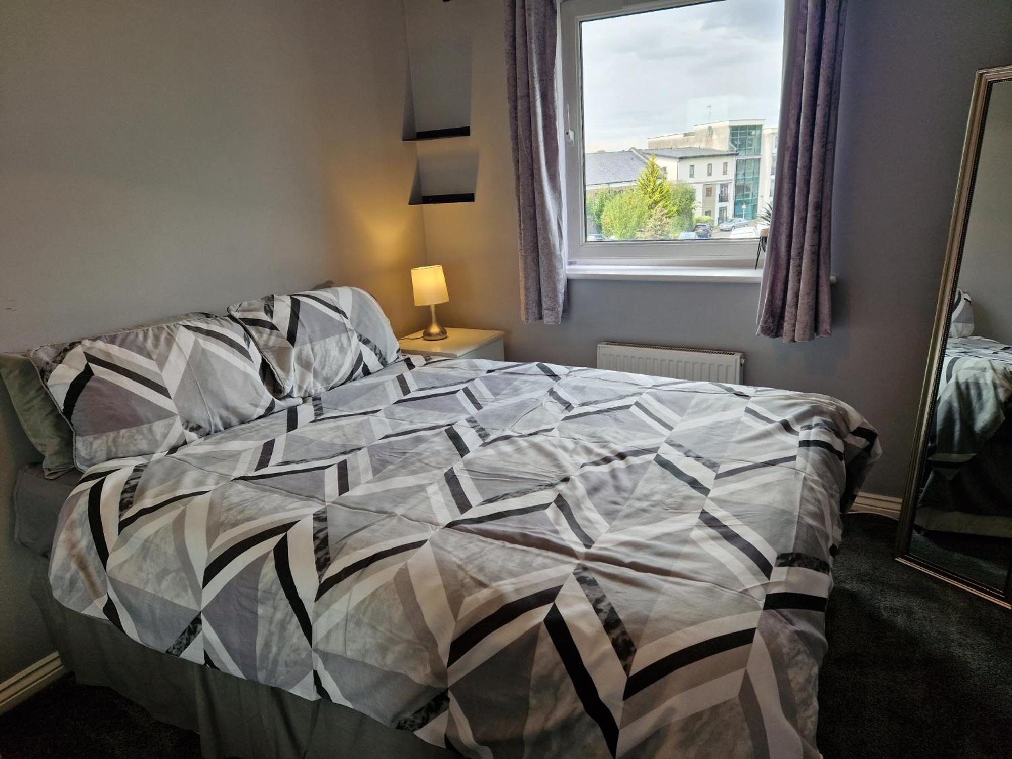 Stylish 2-bed - Sleeps 4 Parking & Wifi * Coventry