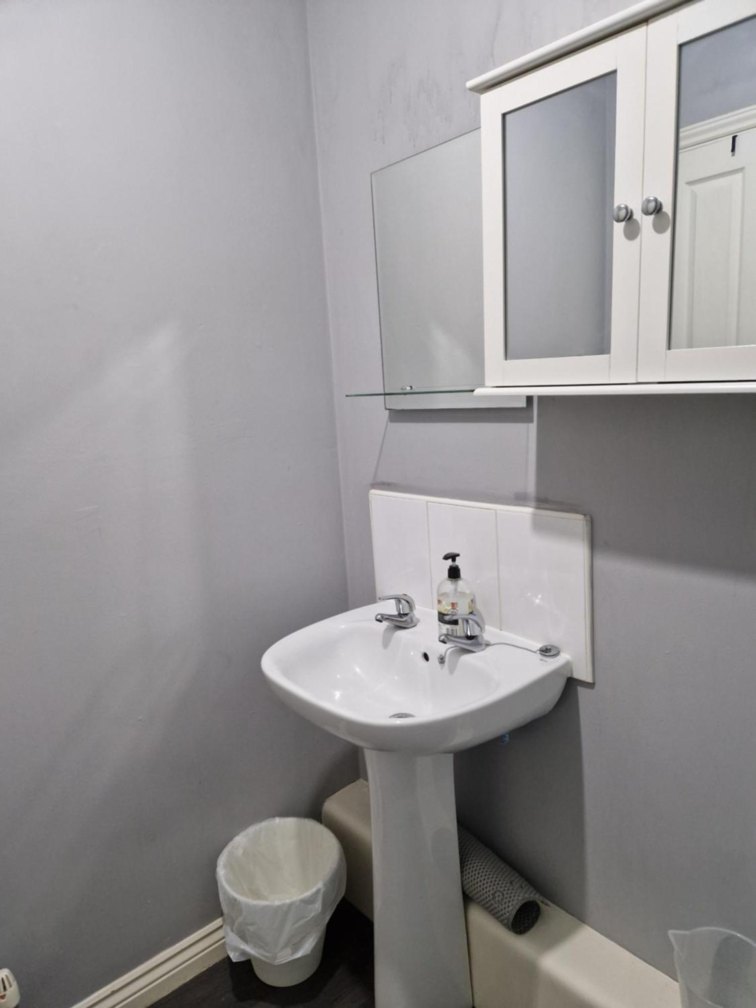 Apartment Stylish 2-bed - Sleeps 4 Parking & Wifi *