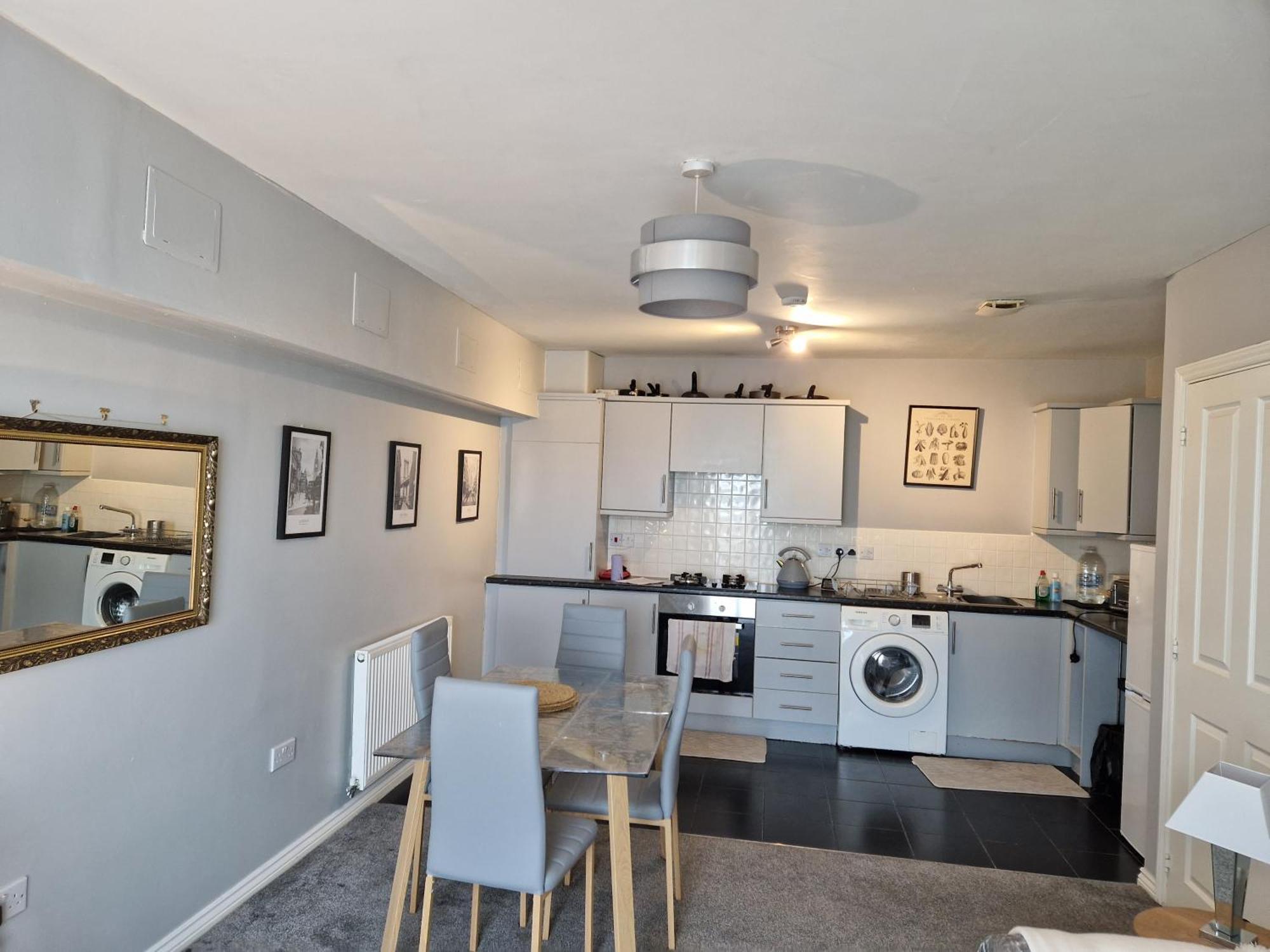 Stylish 2-bed - Sleeps 4 Parking & Wifi Apartment Coventry