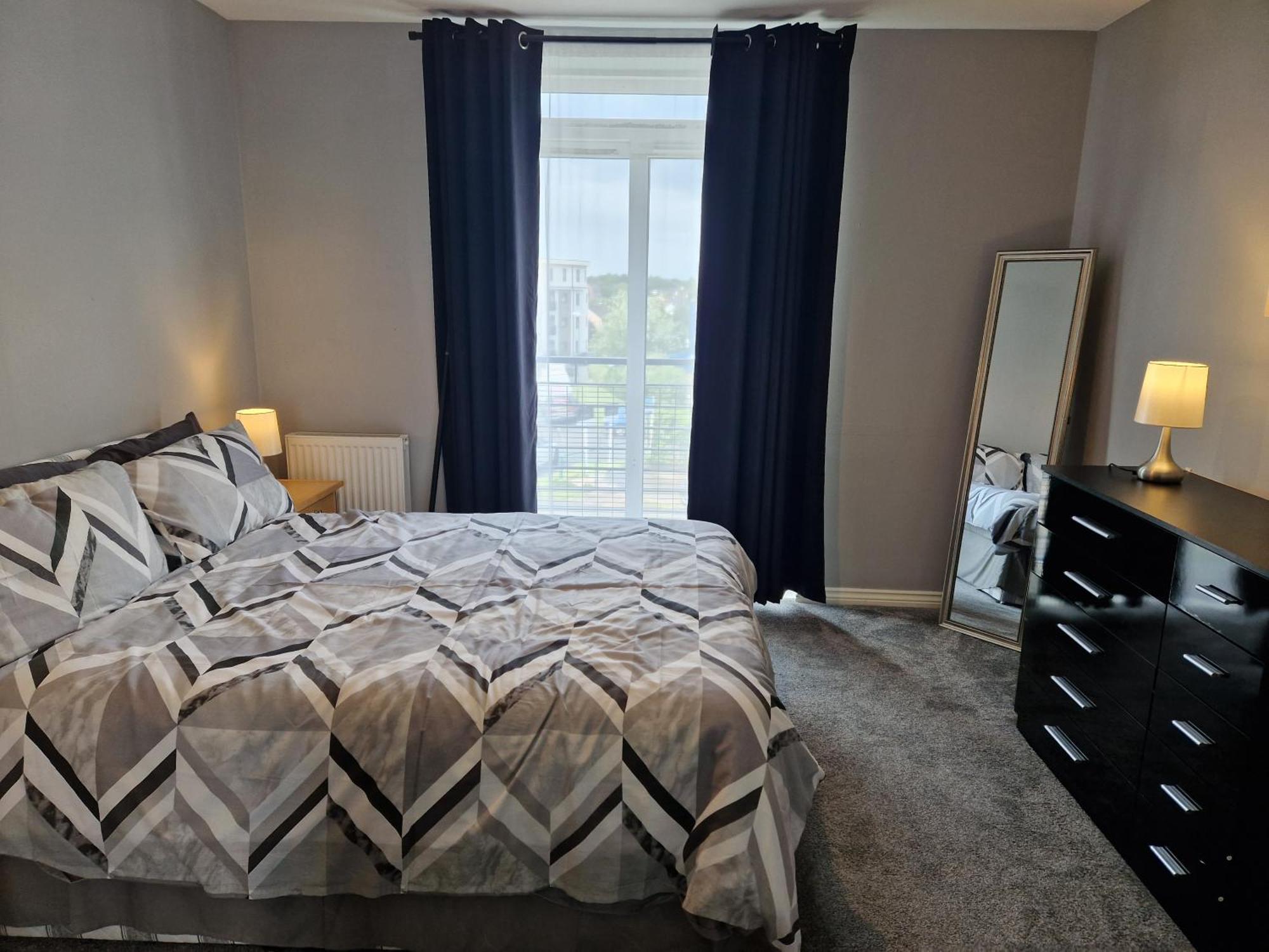 Apartment Stylish 2-bed - Sleeps 4 Parking & Wifi *