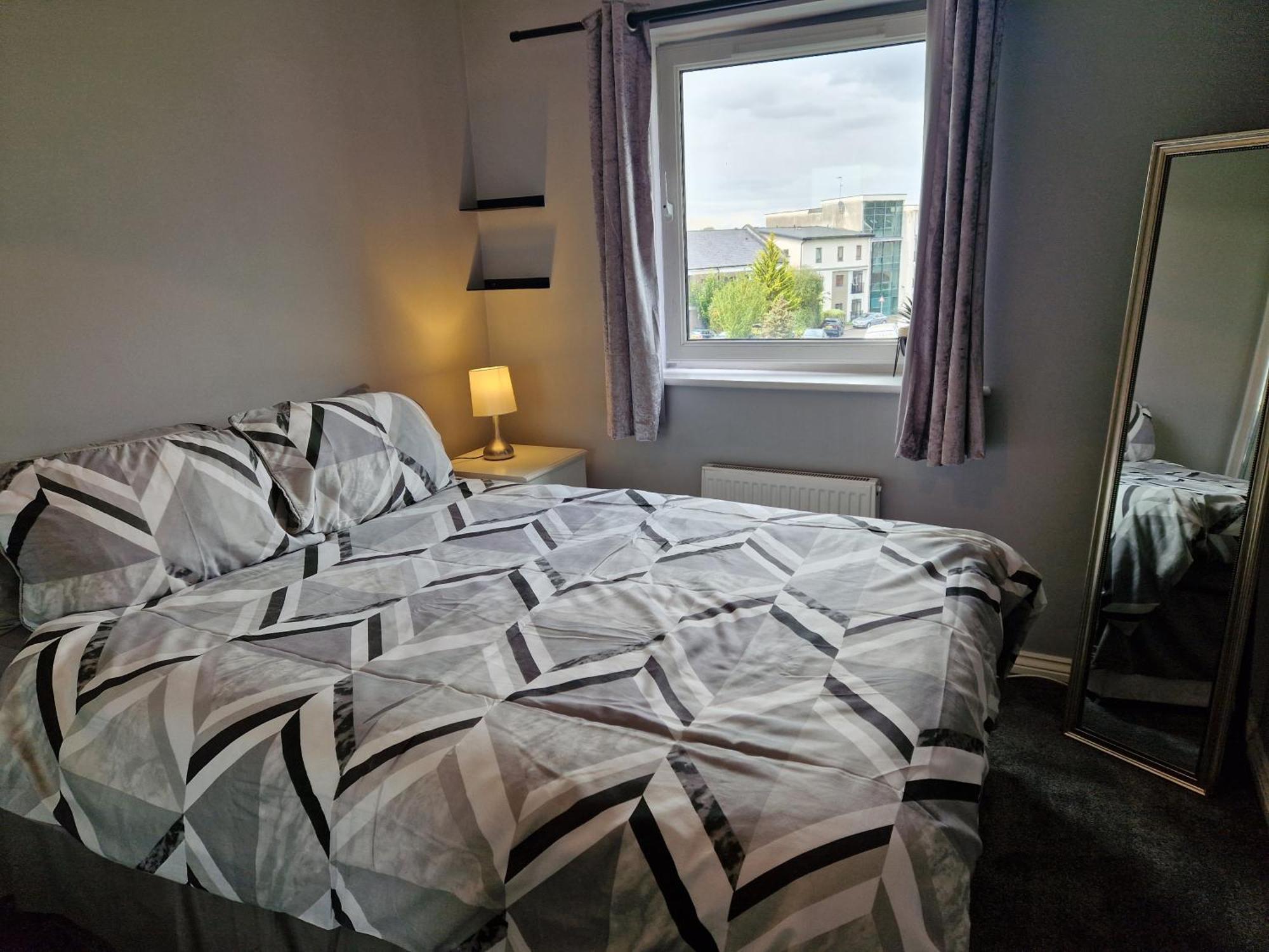 Apartment Stylish 2-bed - Sleeps 4 Parking & Wifi
