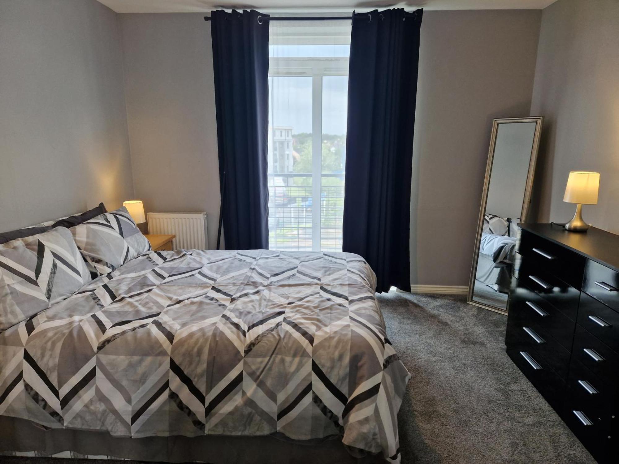 Stylish 2-bed - Sleeps 4 Parking & Wifi Apartment *