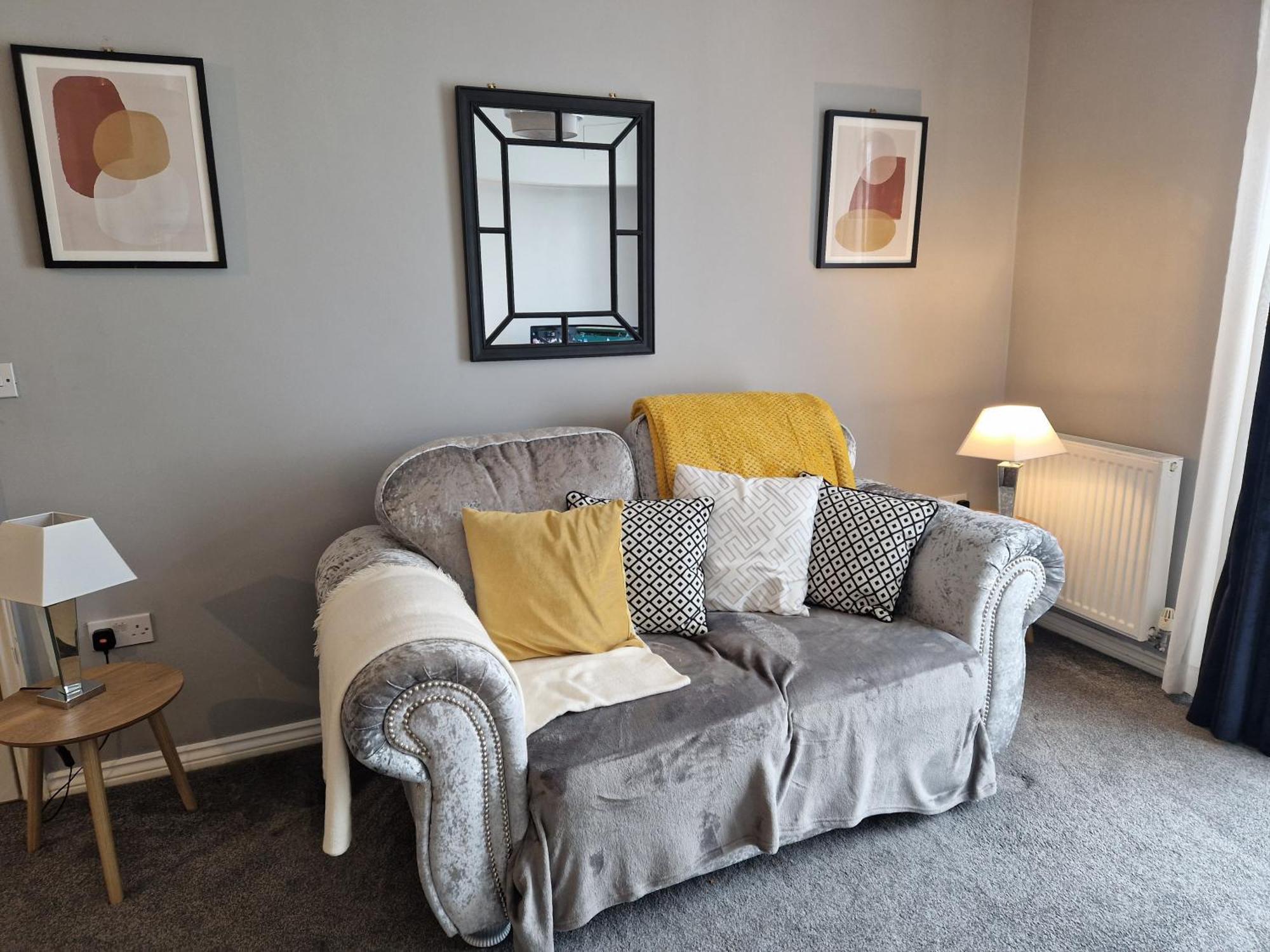 Apartment Stylish 2-bed - Sleeps 4 Parking & Wifi *