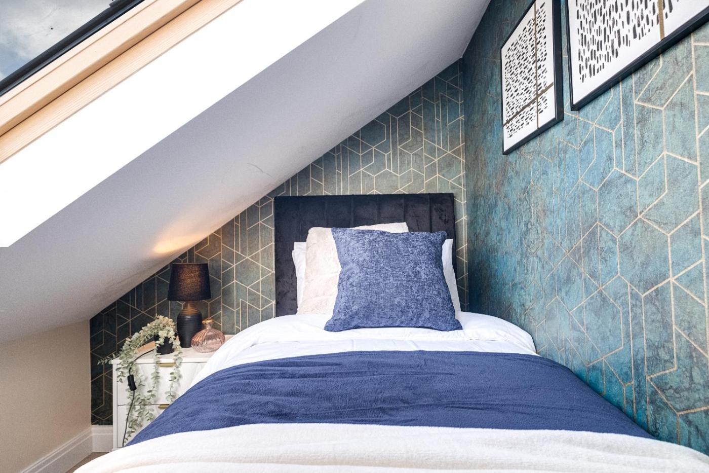 Gem: Walk To Attractions Sleeps 9 Holiday home *