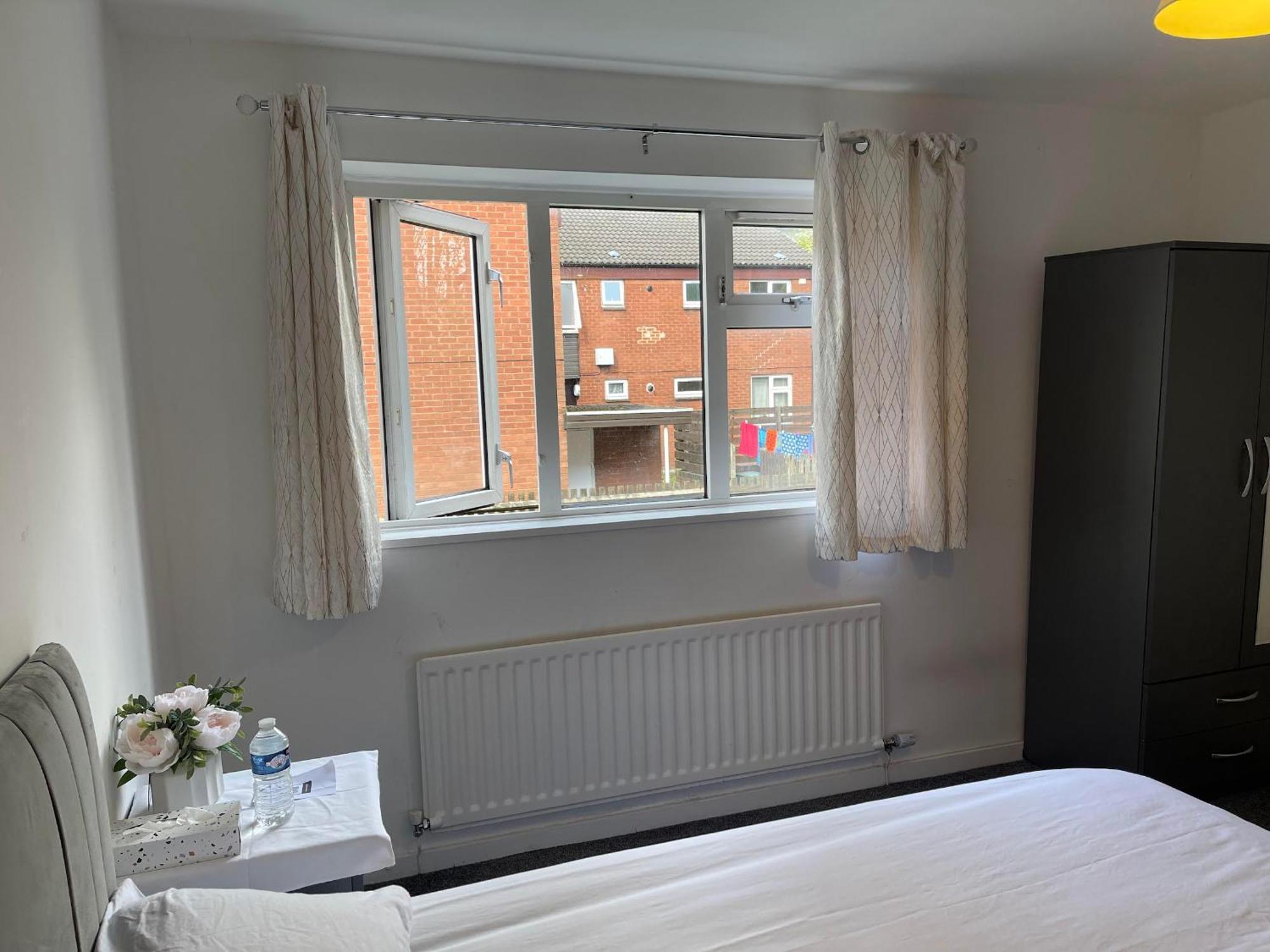 Homestays-close To And I Free Parking I Wi-fi Coventry