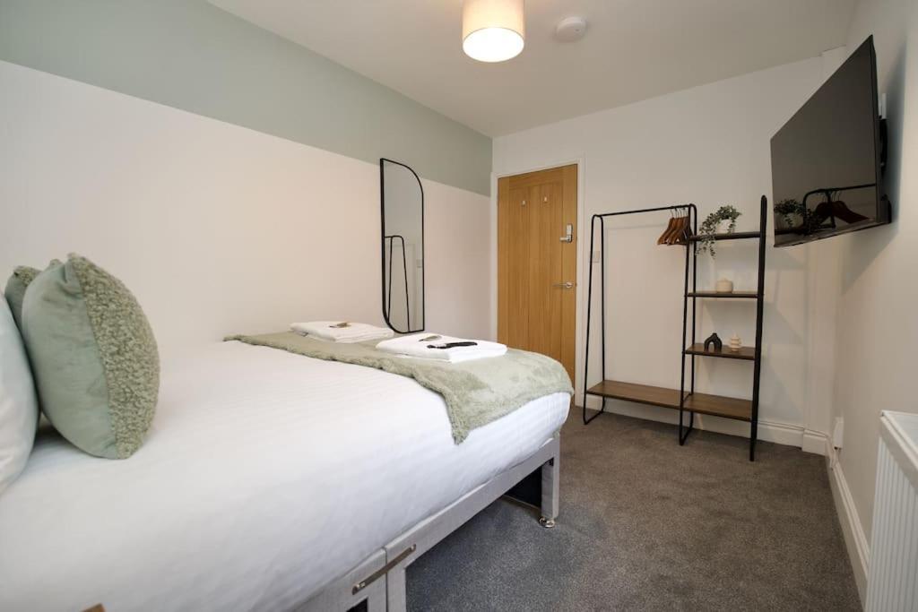 Holiday home Hall Lane House - 4bed Gem Near Hospital With Free Driveway Parking
