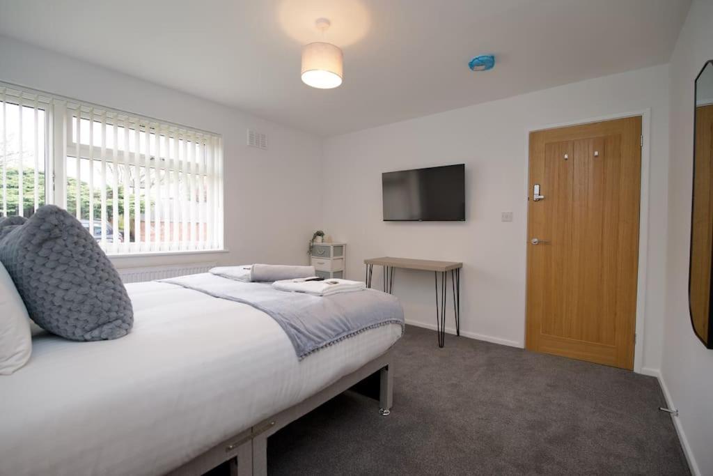 Holiday home Hall Lane House - 4bed Gem Near Hospital With Free Driveway Parking *