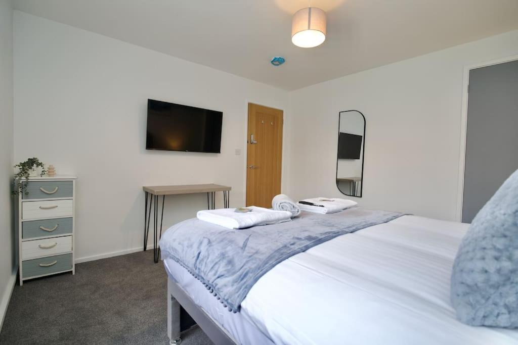 Holiday home Hall Lane House - 4bed Gem Near Hospital With Free Driveway Parking
