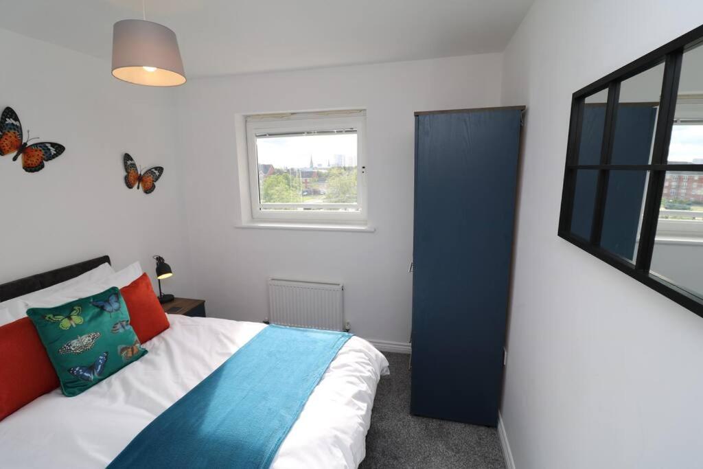 Apartment 2 Bedroom Peaceful Penthouse - Private Parking Coventry