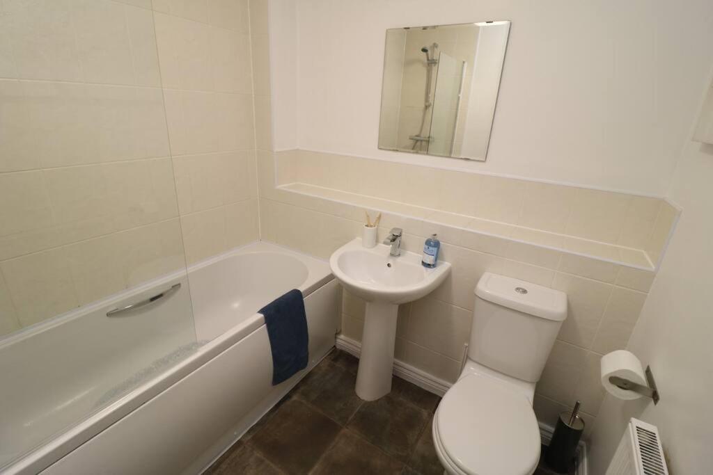 Apartment 2 Bedroom Peaceful Penthouse - Private Parking