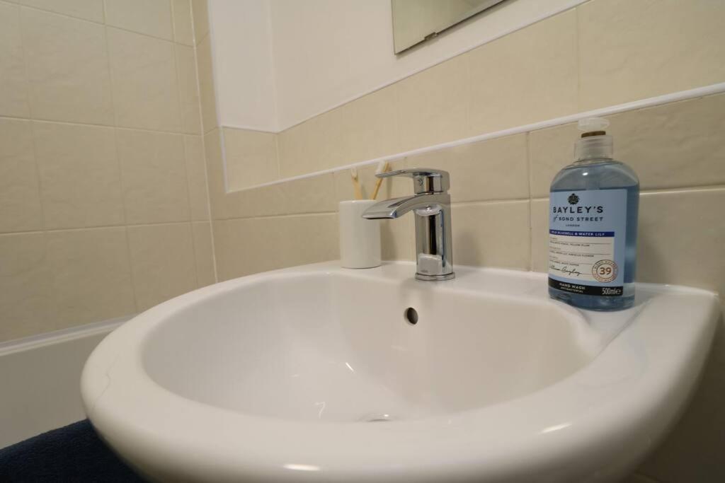 Apartment 2 Bedroom Peaceful Penthouse - Private Parking *